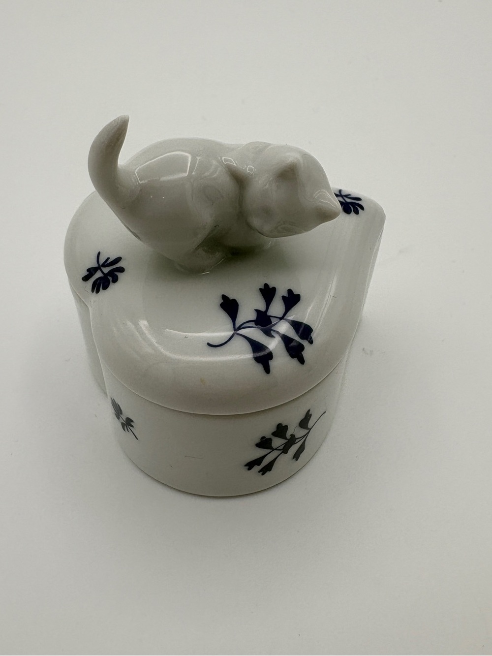 HEREND Hungary Cat Finial Heart Trinket Box Blue White Floral Porcelain